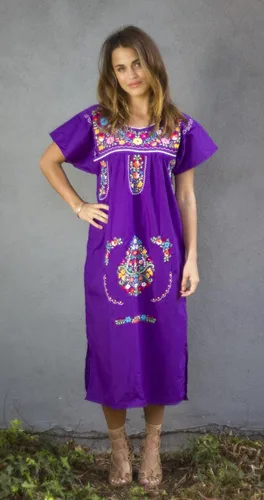 Vista 4 de Vestido bordado de Liliana Cruz estilo campesina mexicana
