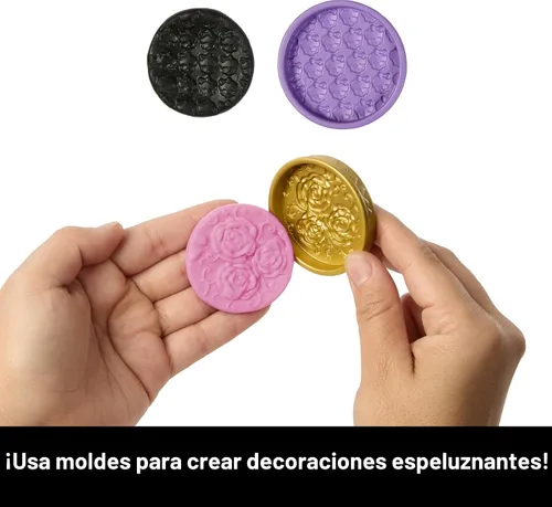 Vista 4 de Monster High Kit de pastel de cumpleaños aterrador y dulce con muñeca Clawdeen Wolf, juego de decoración de pastel con 20+ accesorios como glaseado