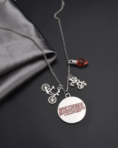Vista 2 de Abitoncc Collar Stranger Charm de acero inoxidable Eddie alfabeto bombilla Once Bike Demogorgon notas al revés Guitarra Pick Munson Collares