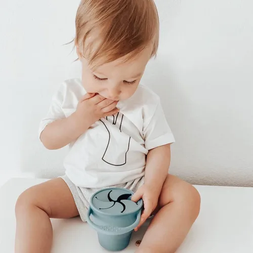 Vista 3 de BraveJusticeKidsCo - Snack Attack Cup - Contenedor de bocadillos de silicona plegable, recipiente para snacks para bebés y niños pequeños Citadel