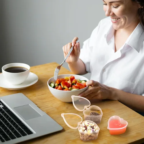 Vista 8 de 50 tazas de salsa desechables con tapas, vasos de plástico en forma de corazón de gelatina de 1.5 onzas, recipientes transparentes para aderezo