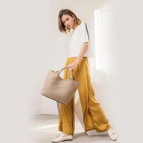 Vista 2 de Queenoris Bolso tejido para mujer, bolso de mano de cuero vegano grande para verano, playa, viaje, bolso y bolso retro hecho a mano