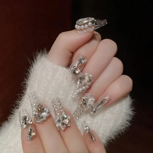 Vista 8 de Uñas postizas largas a presión cuadradas con dijes, uñas acrílicas color rosa nude, lindos diseños de dijes de oso de corazón, uñas con pegamento