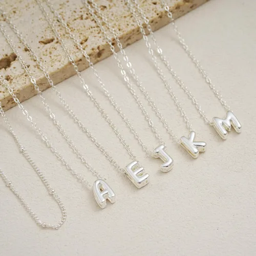 Vista 5 de Collar de letras doradas y plateadas, con inicial en capas para mujer, pequeños collares con dije, gargantilla delicada, collar lindo apilable
