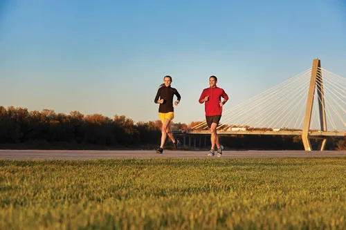 Vista 8 de Garmin Forerunner 945 LTE, Reloj inteligente premium para correr/triatlón con GPS y conectividad LTE, Negro
