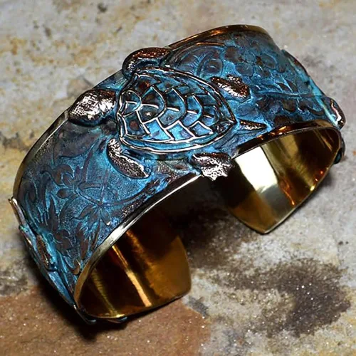 Vista 2 de Pulsera de tobillo de tortuga marina clásica de colección de Elaine Coyne con puño de pátina