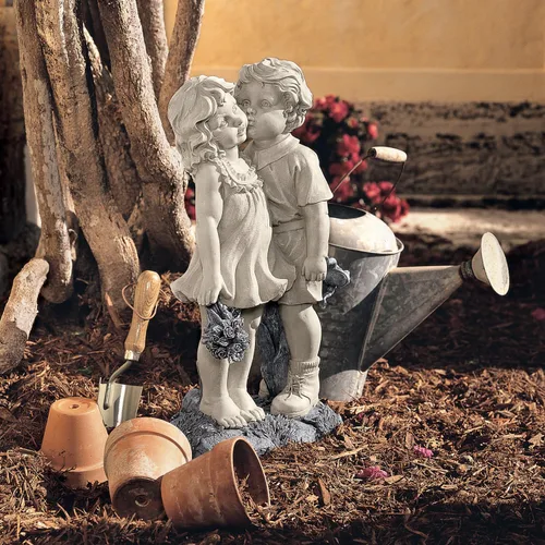 Vista 5 de Jóvenes novios: estatua de jardín de niños besando