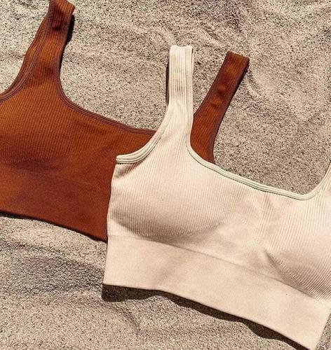 Vista 5 de OQQ Conjunto de 4 piezas para mujer, acanalado, sin costuras, cuello redondo, brasier deportivo con un hombro descubierto, pantalones cortos