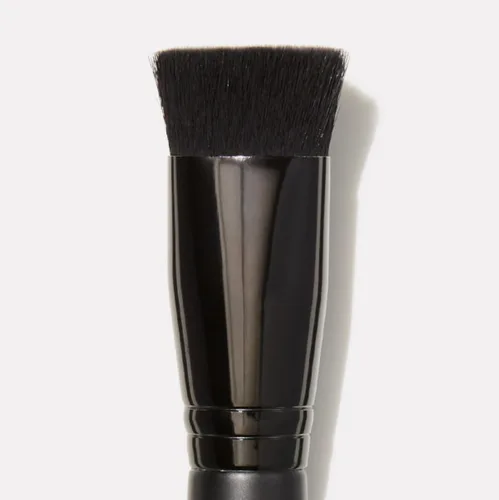 Vista 2 de e.l.f. Brocha triangular para base de maquillaje con parte superior plana, brocha de maquillaje plana para aplicar la base de manera uniforme, Negro