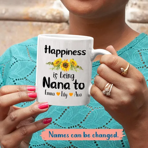 Vista 2 de Taza con texto en inglés «Happiness Is Being Nana» – Taza personalizada para abuela con nombres de nietos – Taza de abuela nueva – Regalo