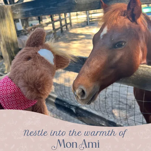 Vista 4 de MON AMI Juguete de peluche Cinnamon The Horse – Caballo de peluche suave de 15 pulgadas, peluche de poni de granja con bandana, animal sentado