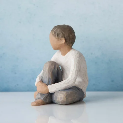 Vista 3 de Willow Tree Caring Child (tono de piel más oscuro y color de cabello), figura esculpida pintada a mano