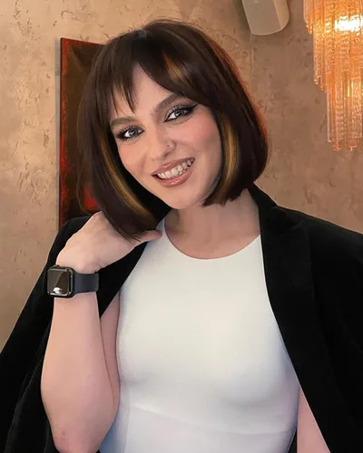 Vista 17 de YYHR Peluca corta estilo Bob con flequillo de 10 pulgadas, pelucas de cabello sintético lacio Yaki claro, pelucas cortas de corte Bob negro con 1b