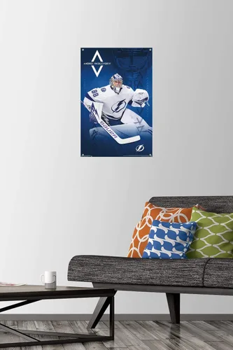 Vista 2 de Trends International NHL Tampa Bay Lightning - Póster de pared de Andrei Vasilevskiy 19, 14.72 x 22.37 pulgadas, paquete de póster premium y alfiler