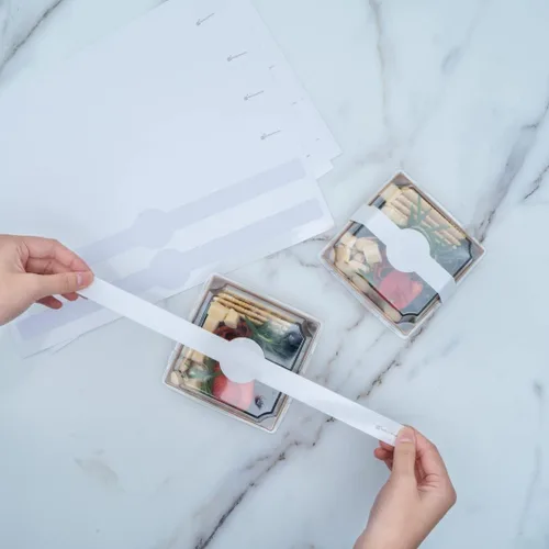 Vista 10 de Restaurantware RW Base 12 x 1.5 Pulgadas Bandas de Embalaje 100 Bandas Adhesivas para la Cintura - Etiqueta Adhesiva de Papel Blanco Fuerte