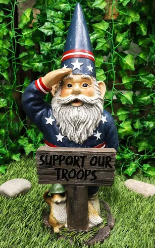 Vista 8 de Ebros Gift Gnomo patriótico de Estados Unidos de 17 pulgadas de alto con ardilla de mascota en estatua de saludo militar con apoyo de nuestras