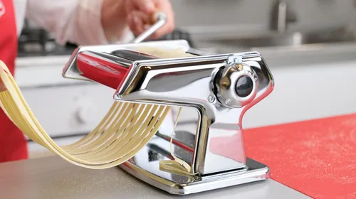Vista 8 de Imperia Titania Pasta Maker - La máquina está 100% fabricada en Italia, construcción de acero resistente, rodillo manual con mango de madera