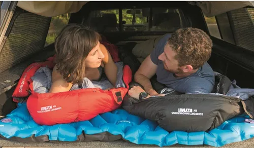 Vista 5 de Klymit Colchoneta de dormir aislada doble en V, colchón de aire ligero para acampar para tiendas de campaña y autos con mapeo corporal Tech Blue-2020