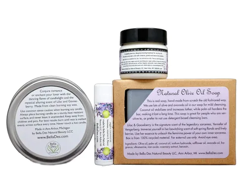 Vista 4 de Bolsa de regalo lila y grosella espinosa Lata de vela de soja, bálsamo labial, jabón y crema Yennefer Scent of a Sorceress by Bella Des Natural