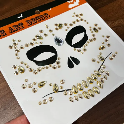 Vista 7 de Paquete de 4 gemas faciales del Día de la Muerte, tatuajes faciales temporales de Halloween, calcomanías de diamantes de imitación para la cara