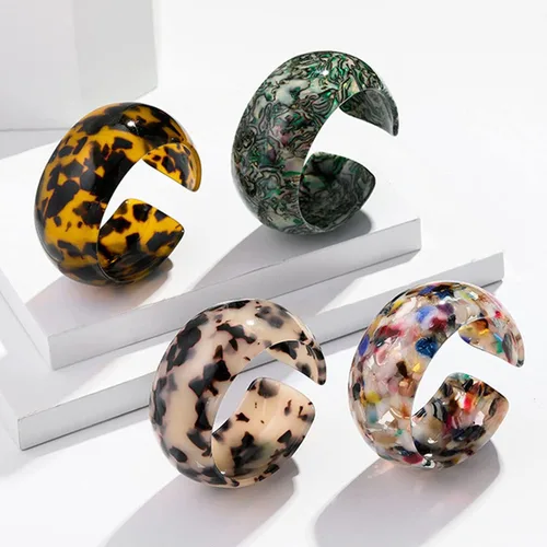 Vista 4 de Pulseras ligeras y gruesas con estampado de leopardo acrílico vintage de cara ancha esmaltadas de ácido acético de carey y carey para mujeres y niñas