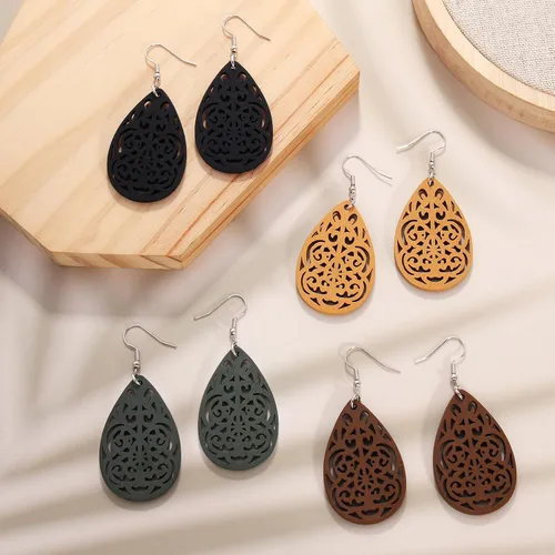 Vista 2 de 4 pares de aretes de madera de diferentes formas, bohemios, huecos, de madera, africanos, colgantes