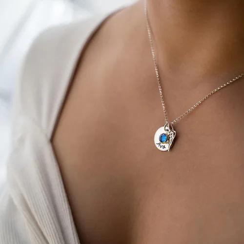 Vista 3 de Collar personalizado My Angel, My Love. Personaliza con el nombre, la palabra o la fecha de tu elección. Incluye piedra natal Swarovski, alas