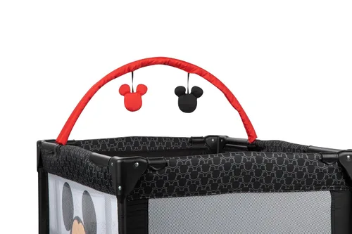 Vista 4 de Disney Baby® 3D Ultra Play Yard con moisés y bolsa de almacenamiento, Peeking Mickey