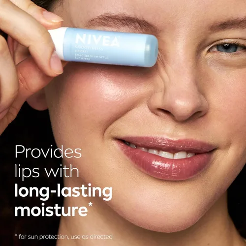 Vista 3 de NIVEA Smoothness Lip Care - Bálsamo labial protector solar con SPF 15 de amplio espectro, manteca de karité, aceites nutritivos y vitamina C y E
