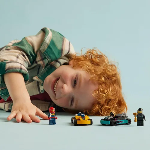 Vista 4 de LEGO City Go-Karts y Pilotos de Carreras Set de Juguetes, 2 Minifiguras de Piloto, Juguetes de Vehículos de Carreras, Divertido Regalo de Juguete