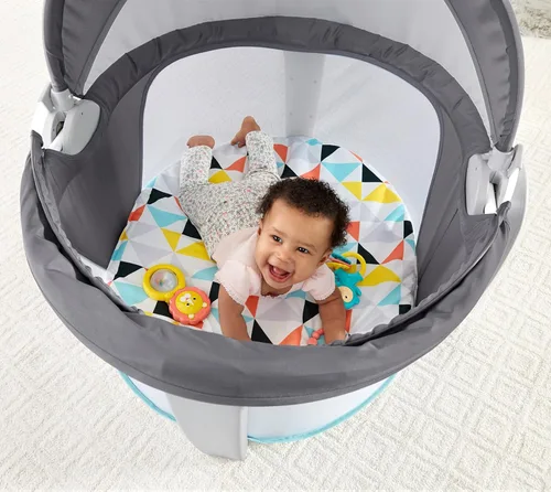 Vista 17 de Fisher-Price Moisés Portátil On-The-Go Baby Dome, Espacio de Juego de Viaje con Juguetes de Desarrollo para Recién Nacidos y Toldo, Windmill