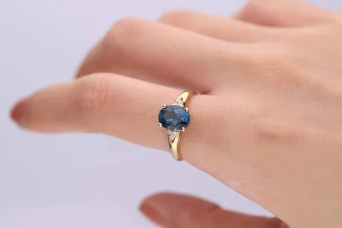 Vista 4 de Gin & Grace Anillo de topacio azul Londres de oro amarillo de 10 quilates con diamantes para mujer, joyería hecha a mano con forma de topacio azul