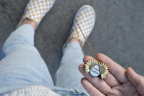 Vista 8 de MyLittleSunflower - Collar You are My Sunshine - Collar de girasol con colgante de mensaje oculto grabado para mujeres, madre, hija, Cobre, No es