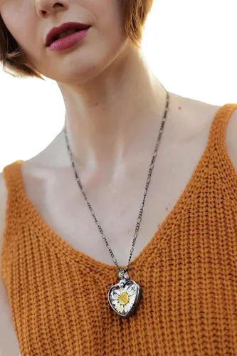 Vista 17 de Real Pressed Flower Daisy Heart Necklace for Women, Wildflower Pendant, Truly Handmade Terrarium Jewelry, Glass Jewelry, Artisan Designed and Hand