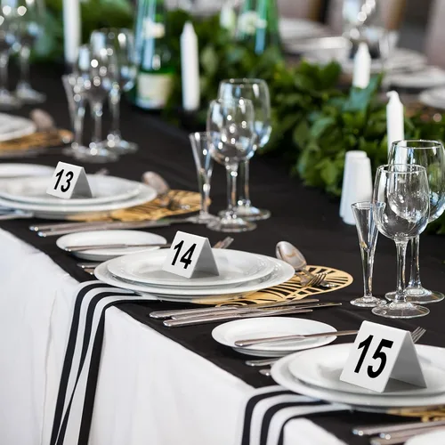 Vista 4 de Tuanse Table Numbers 1-25 - Tiendas de campaña acrílicas de doble cara, color blanco, negro Tarjetas de números de restaurante de plástico