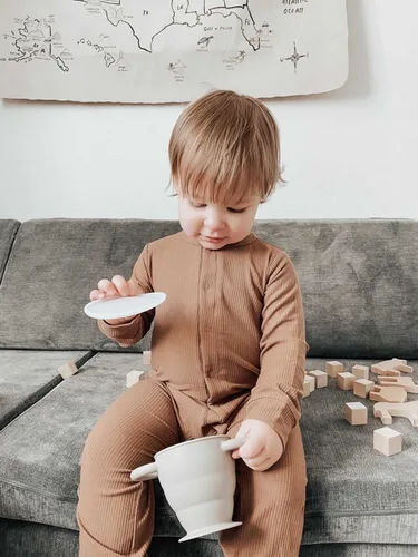 Vista 4 de BraveJustice KidsCo. Snack Attack II Snack Cup Recipiente plegable de silicona para refrigerios Tapa para atrapar aperitivos para niños pequeños
