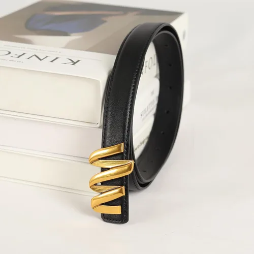 Vista 270 de Cinturón de cuero clásico con hebilla de metal para mujer con vestido de jeans
