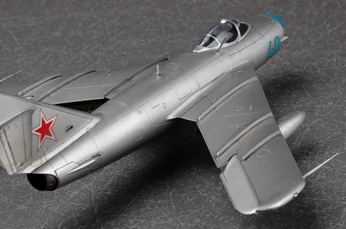 Vista 8 de Hobby Boss MiG-17PF Fresco D Kit de construcción de modelo de avión