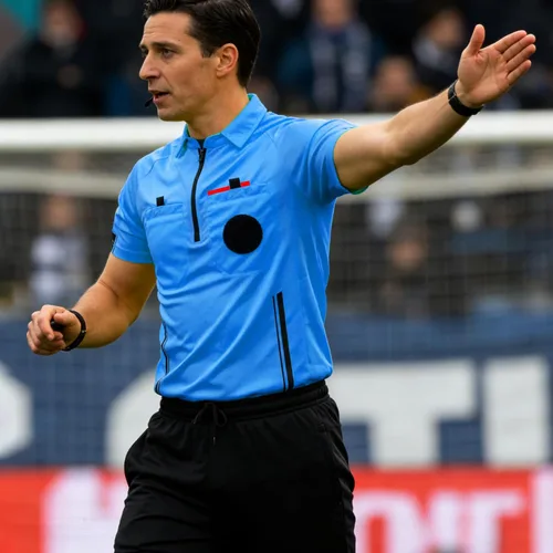Vista 2 de VKT Kit de árbitro de fútbol, camiseta de árbitro de fútbol, pantalones cortos, calcetines de referencia, silbato, tarjeta roja y amarilla