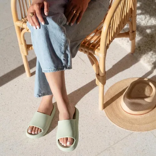 Vista 5 de CUSHIONAIRE Sandalias Feather de EVA para Mujeres – Cómodas Pantuflas Deslizables para Mujeres, Zapatos de Ducha para Interiores y Exteriores Verde