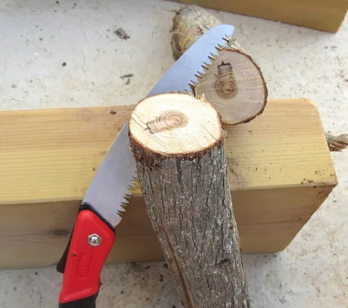 Vista 4 de TABOR TOOLS Sierra plegable con hoja curvada de 8 pulgadas y mango de agarre resistente, sierra de mano para podar árboles, recortar ramas, acampar