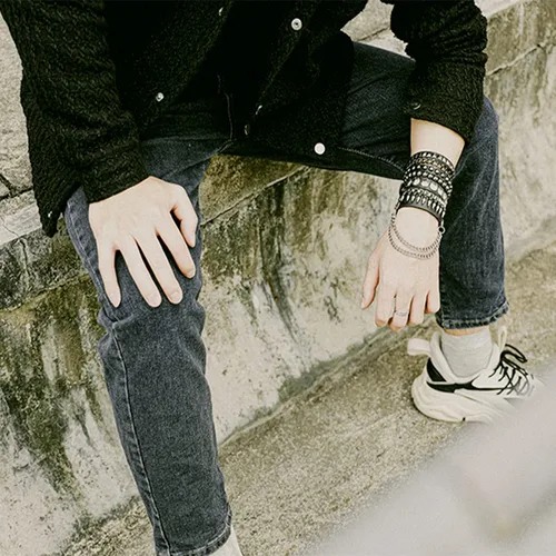 Vista 4 de Eigso Pulseras de cuero punk para hombres y mujeres, estilo retro de los años 80, hematita y rock, juego de pulseras de metal ajustables para hombre