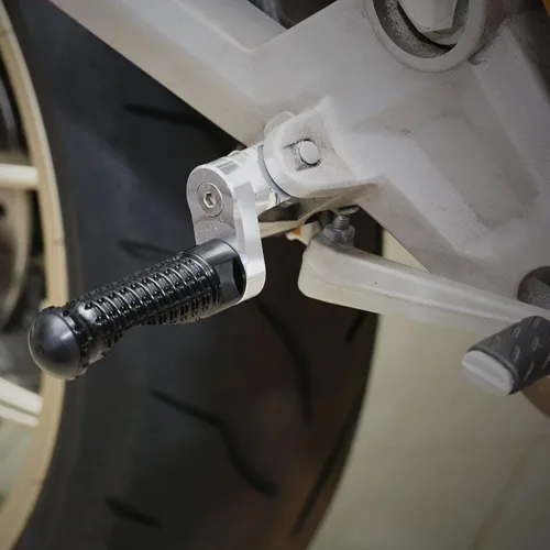 Vista 5 de MCMOTOPARTS M-PRO - Estriberas delanteras para bajar, color negro, compatible con STREET SCRAMBLER 2017-2018 17 18