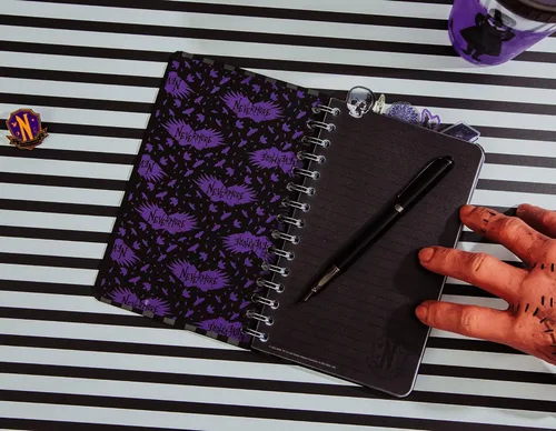 Vista 6 de Silver Buffalo Addams Family Wednesday - Cuaderno de espiral de 5 pestañas con 75 hojas, cuaderno de bocetos encuadernado, papel de papelería, 5 x 8