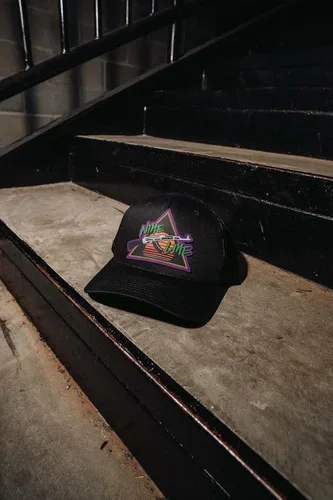 Vista 3 de Nine Line Rad Neon Snapback Sombrero - Construcción clásica - Bandera estadounidense bordada - Parche de PVC - sarga de algodón