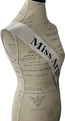 Vista 5 de Banda para concurso de Miss Argentina con cierre de pin ajustable, pancarta inspirada en Beetlejuice