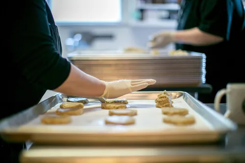 Vista 9 de Eban's Galletas frescas horneadas sin gluten, 24 galletas grandes (2 cajas de 12), suaves y masticables, envueltas individualmente, gourmet, sin