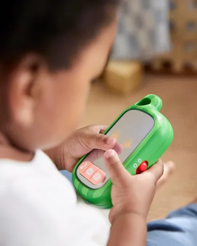 Vista 2 de Skip Hop x CoComelon Selfie Phone Baby Toy para juego interactivo de simulación con superficie frontal espejada, 4 canciones temáticas de granja, 3
