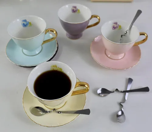 Vista 3 de Taza y platillo de café estilo europeo, juego de 4 tazas de café de porcelana para el hogar, cocina, fiesta de té (4 colores/juego surtido)