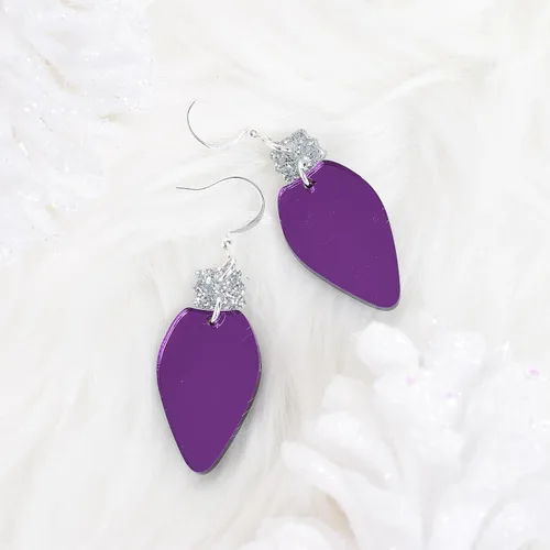 Vista 5 de Pendientes de luz de Navidad morados hechos a mano diseñados por Stacey, chapados en plata, aretes colgantes de alambre de oreja, regalos